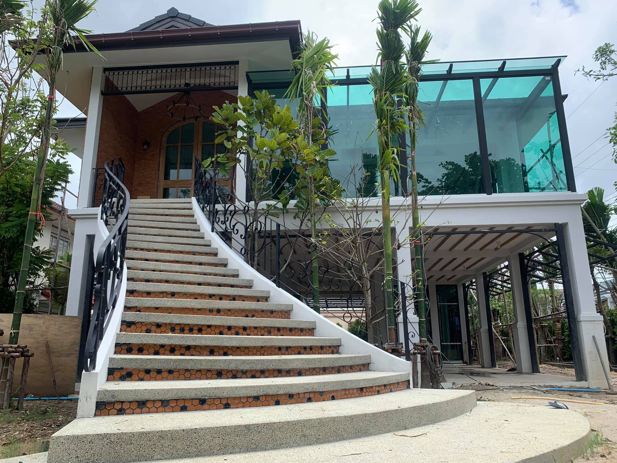 งานรีโนเวทร้านกาแฟจากบ้านเก่า อำเภอเมืองจันทบุรี จังหวัดจันทบุรี ตกแต่งด้วย detail และบรรยากาศรายล้อมธรรมชาติ โดย A.O. Construction and Engineering