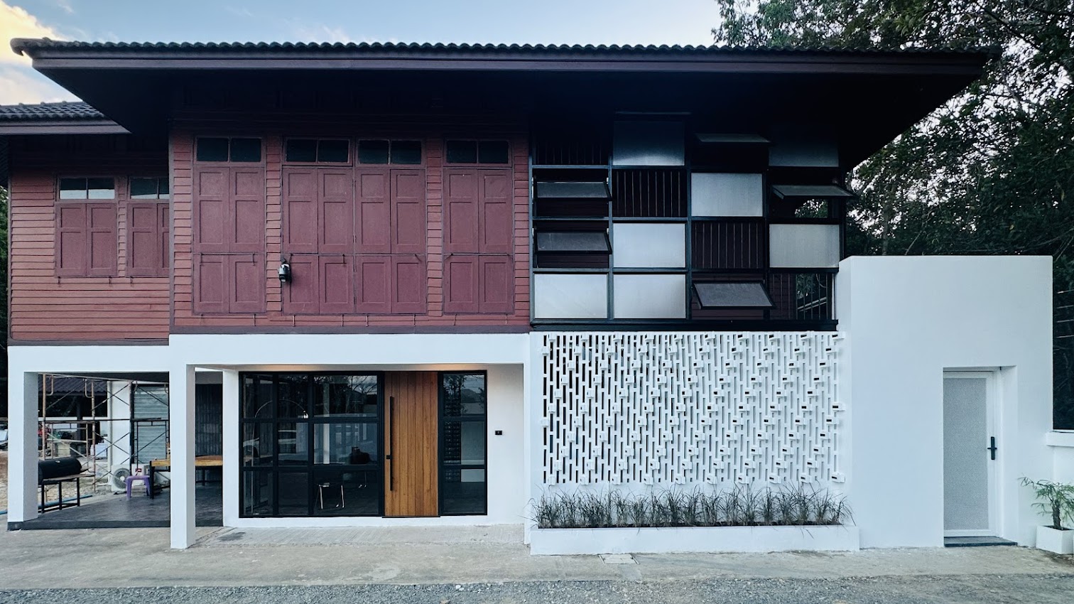 งานรีโนเวทออฟฟิศ A.O. จากบ้านเก่า อำเภอเมืองจันทบุรี จังหวัดจันทบุรี ตกแต่งด้วย detail และสัจจะวัสดุสไตล์ Midcentury โดย A.O. Construction and Engineering