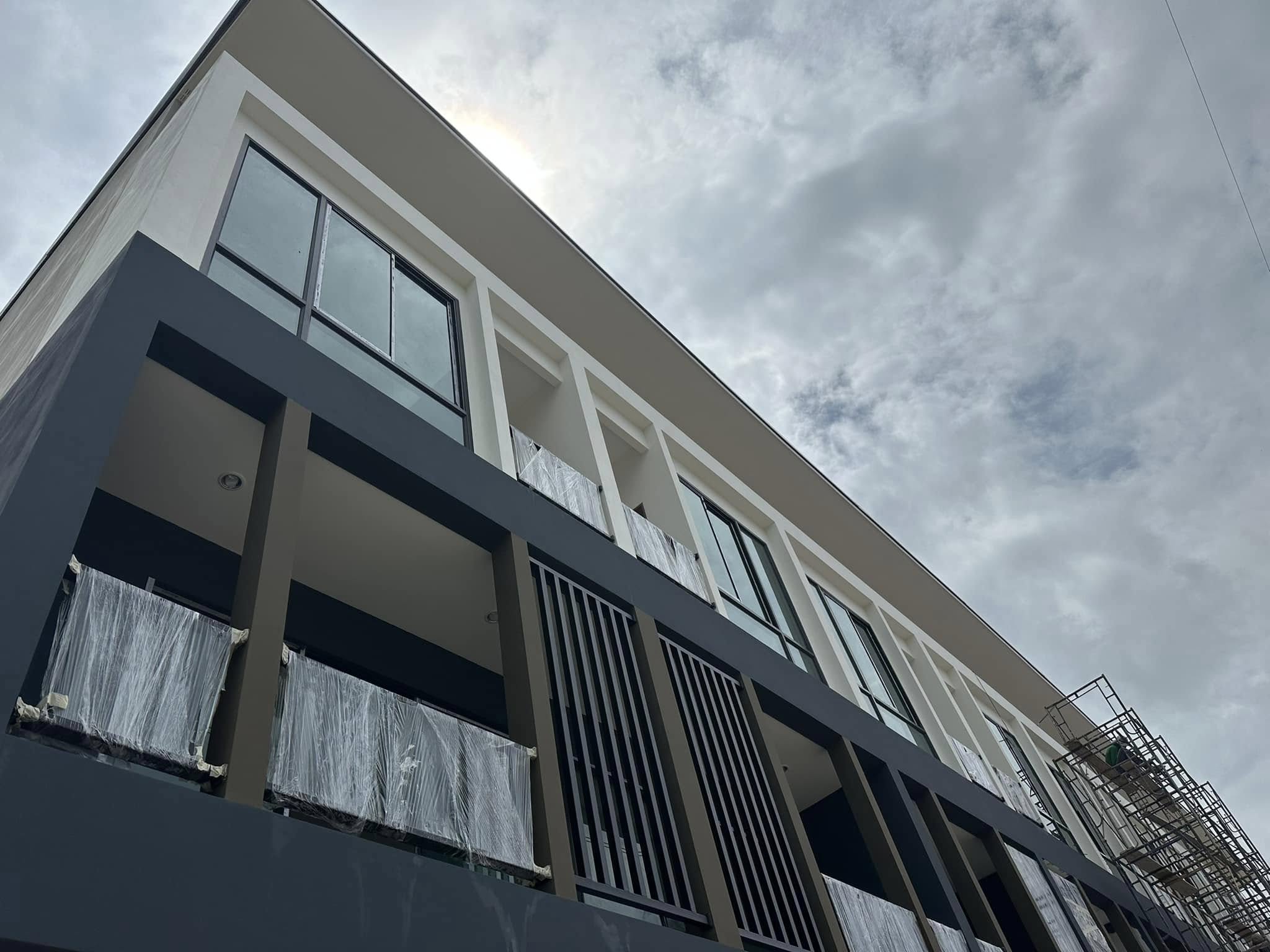 อาคารพาณิชย์ 3 ชั้น สไตล์ Modern อ.นายายอาม จ.จันทบุรี ภาพผลงานจริง รูปที่ 2