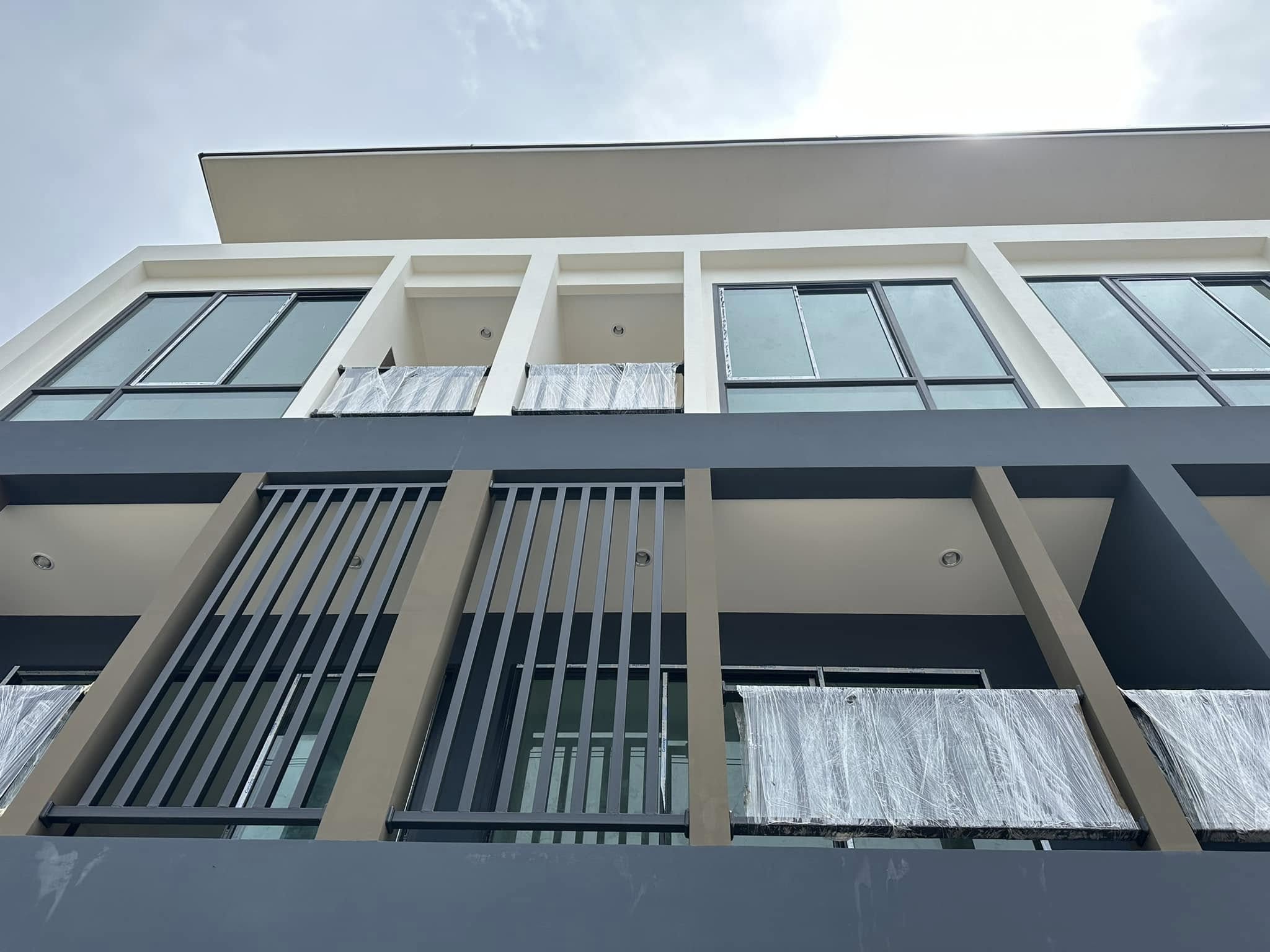 อาคารพาณิชย์ 3 ชั้น สไตล์ Modern อ.นายายอาม จ.จันทบุรี ภาพผลงานจริง รูปที่ 4